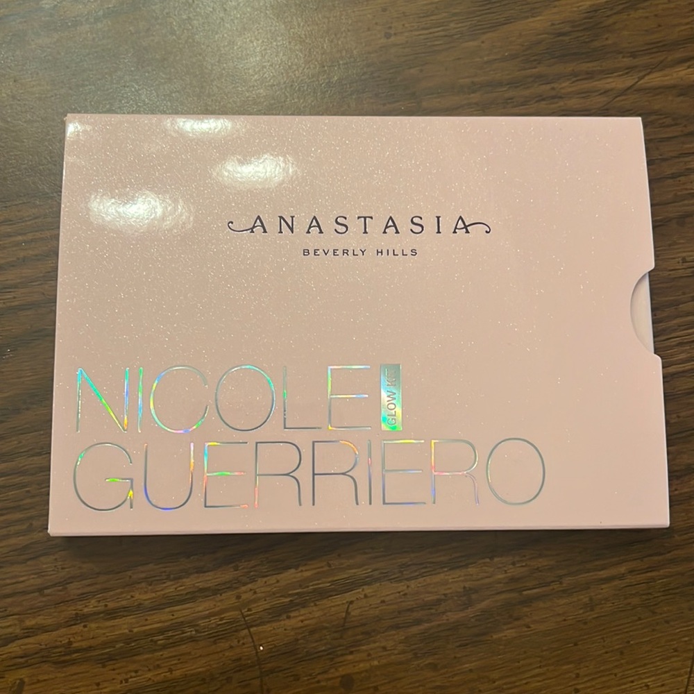 ANASTASIA BEVERLY HILLS Nicole guerriero glow kit